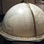 Globe terrestre excut sous la matrise de Fernand Pouillon, dit par le Jardin de Flore en 1985.